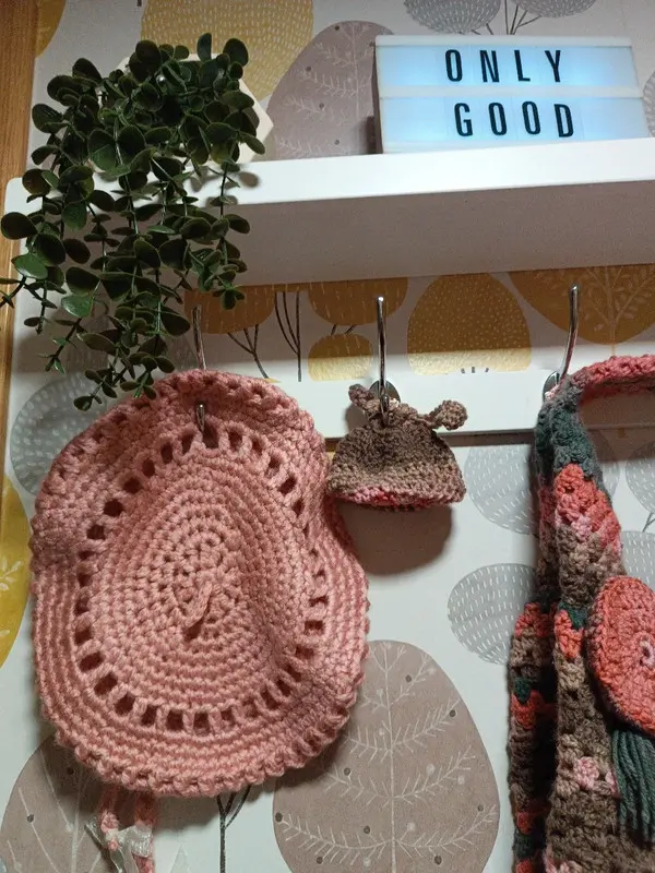 Boina Conjunto a crochet Rose Coquette - Realizado por HeartMade.com.es
